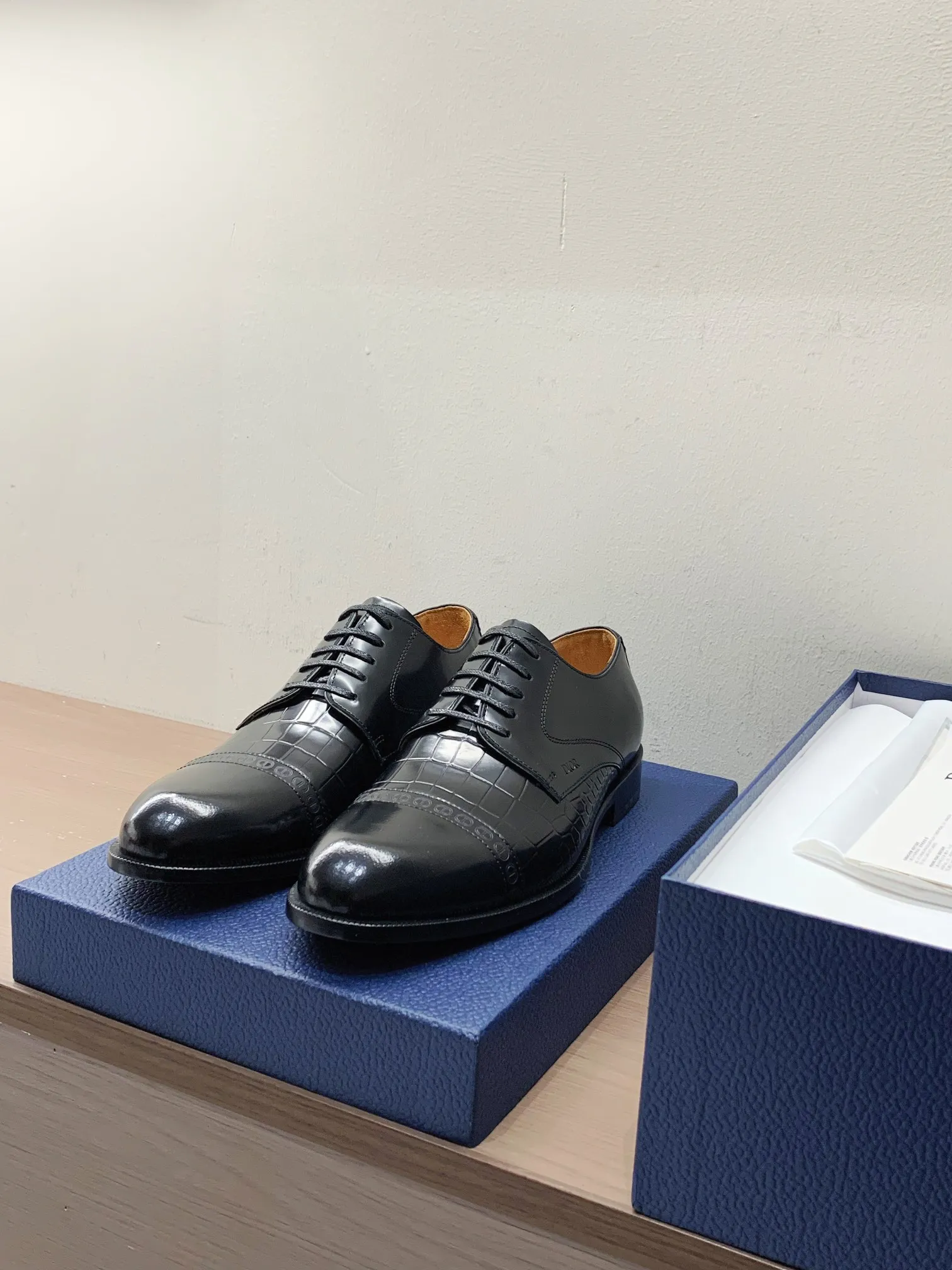 [Dior] Top P: 960💰 Standard code 39-44 (38.45.46 custom-made, non-returnable and non-exchangeable) Dior Dior's latest high-end men's boutique casual leather shoes, imported cowhide upper, water-dyed cowhide lining, imported leather outsole, perfect details are impeccable.